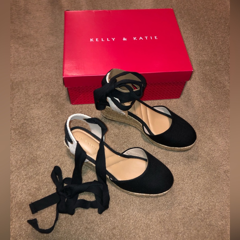 Kelly & Katie Goldie Wedge Sandal. Size 6 Wide Width. NWT.